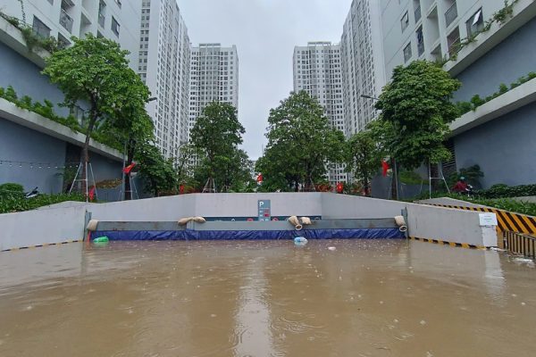 Nhiều khu chung cư Hà Nội thành ‘ốc đảo’ sau mưa lớn, dân dựng đập ngăn nước tràn vào hầm