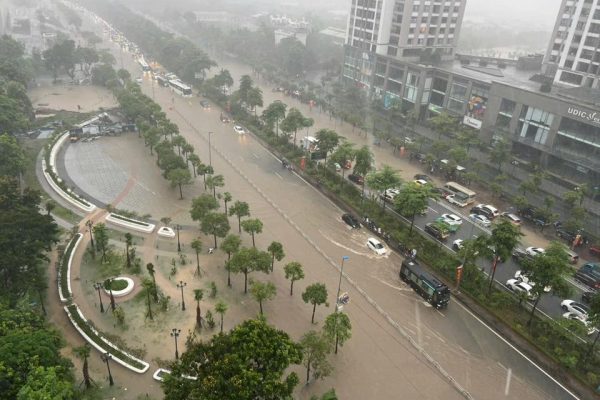 Khu nhà giàu Ciputra được ví như “làng chài” bởi hễ mưa lớn là ngập trong “biển nước” nhưng giá biệt thự trăm tỷ/căn