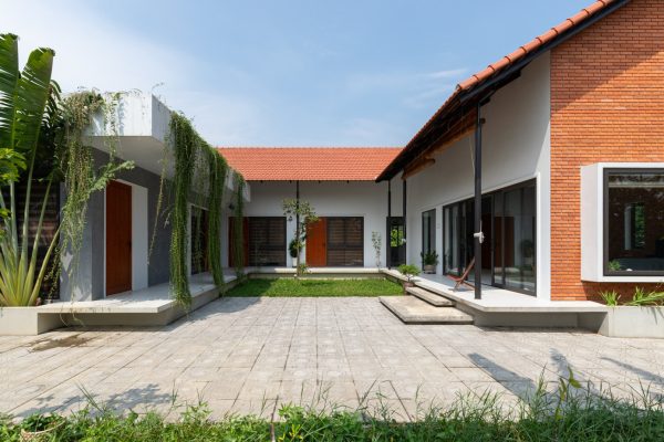 Thiết kế nhà cấp 4 hiện đại vẫn giữ được vườn và ao phía trước