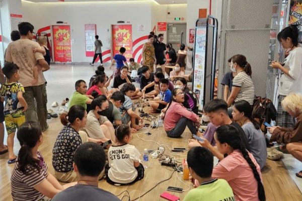 Chật kín người ngồi chờ sạc điện thoại ở trung tâm thương mại, chung cư