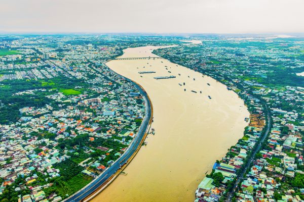 Khúc sông mỗi km “cõng” gần một tỷ USD bất động sản: Loạt ông lớn Vingroup, Sun Group, Novaland…quy tụ