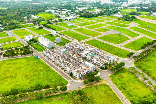 Khu đô thị treo đầy biển bán gấp, nhà ngộp nhưng giá tăng gần 70% ở TP.HCM