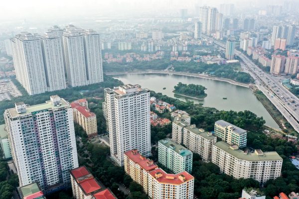 Chung cư có tường bong tróc, thi thoảng thang máy lại hỏng, thiếu nước…có giá tăng gấp 3 lần, hở ra là cháy hàng