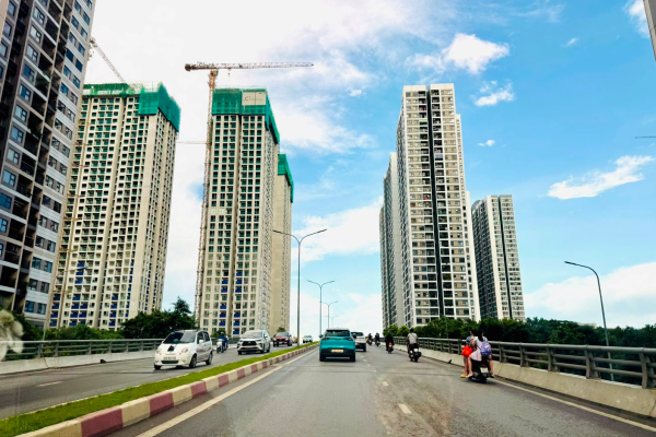 Lượng tiền dồi dào trên thị trường đang “thổi bùng” cơn sốt bất động sản