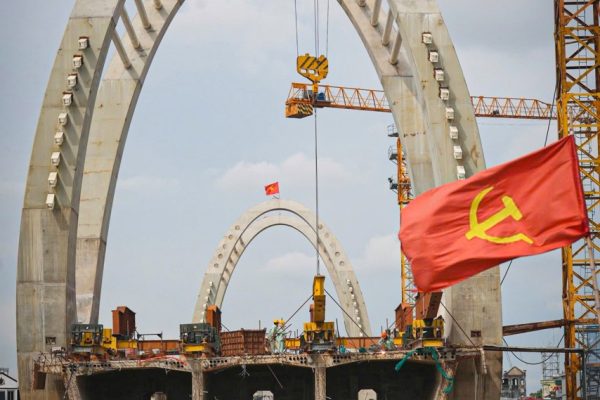 Lạ mắt kiến trúc cây cầu qua sông Đuống sắp về đích