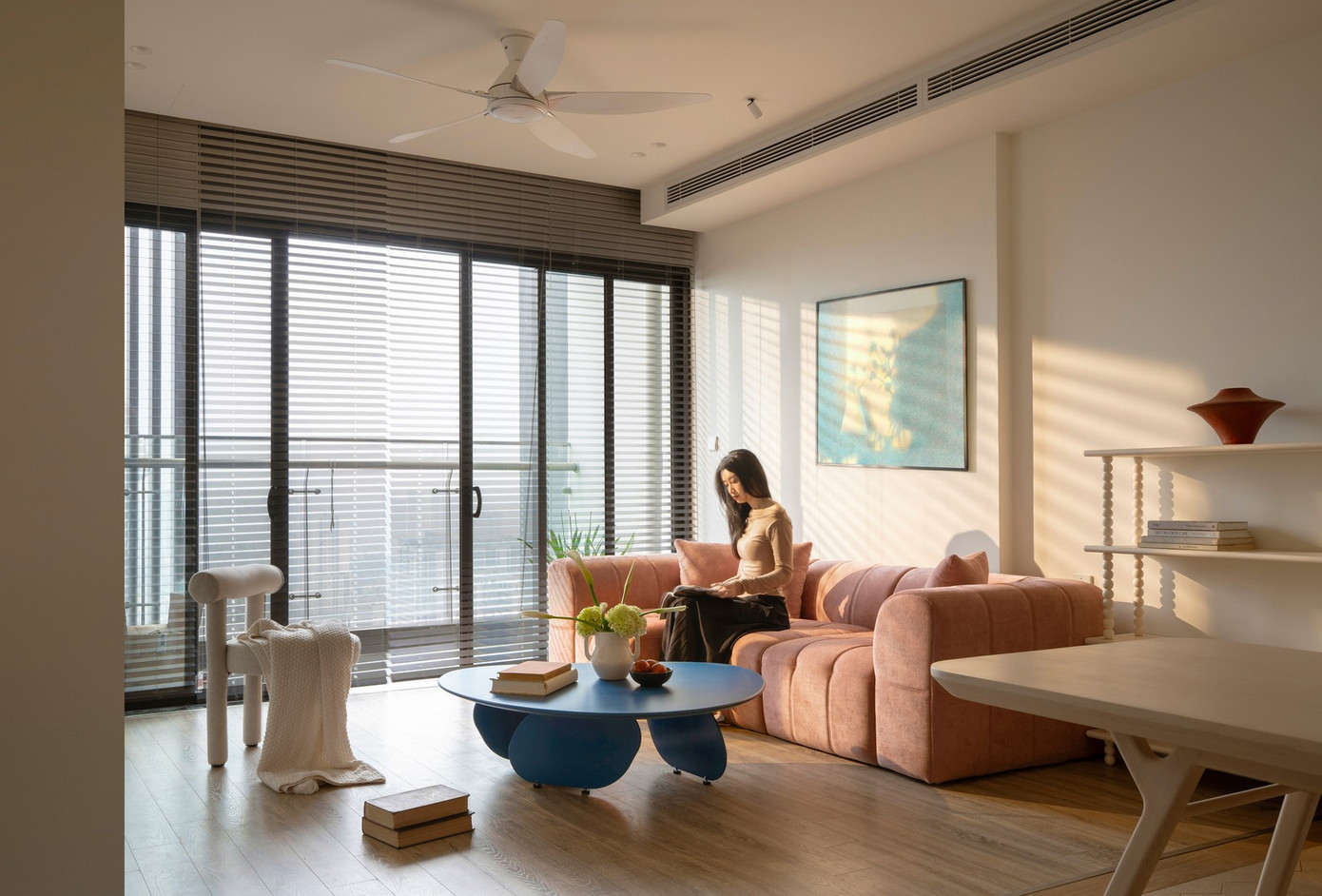 Thiết kế căn hộ 144m2 với gam màu tươi sáng khởi tạo năng lượng tích cực cho gia chủ- Ảnh 2. Thiết kế căn hộ 144m2 với gam màu tươi sáng khởi tạo năng lượng tích cực cho gia chủ- Ảnh 2.