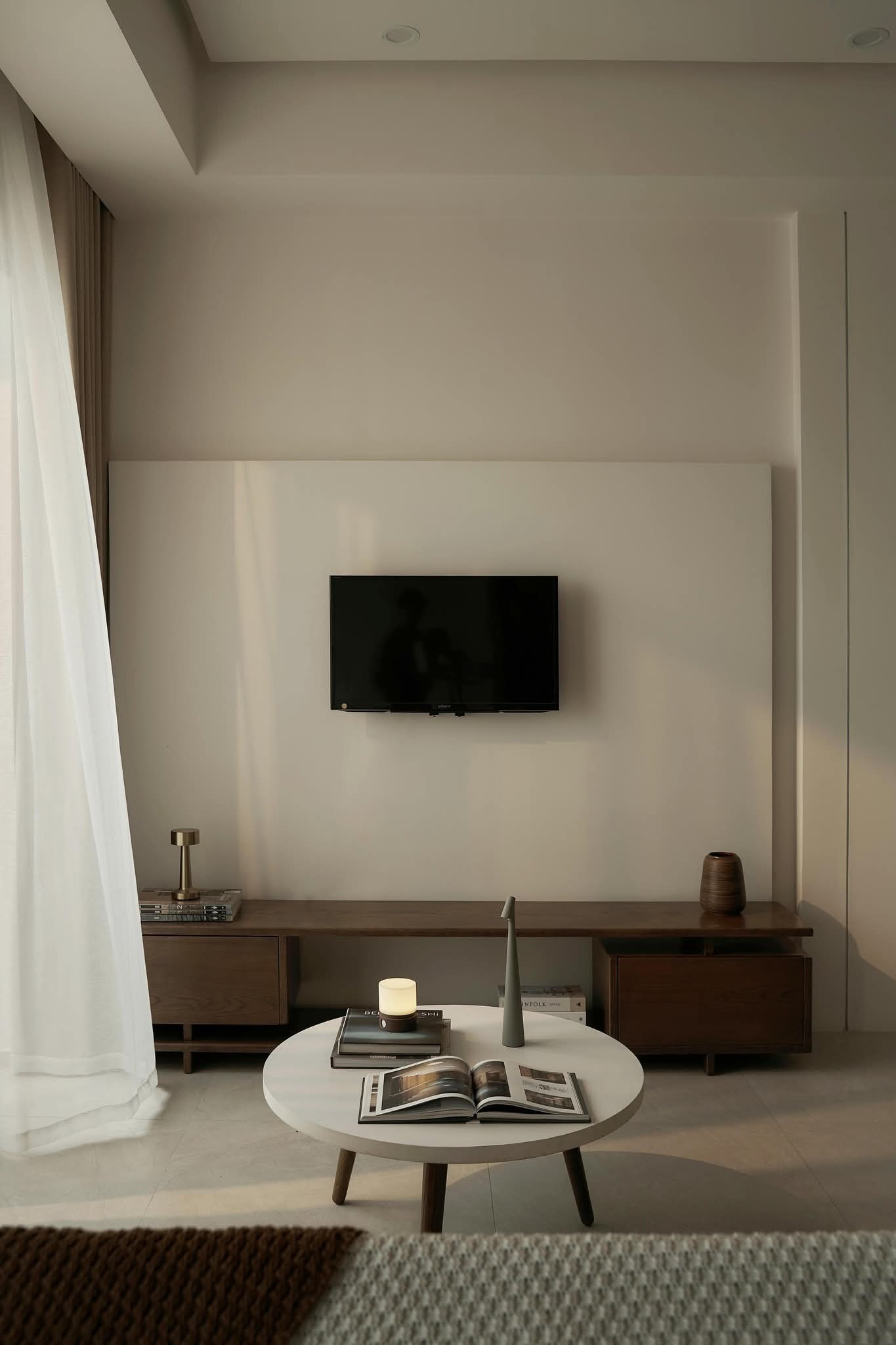 Tối ưu diện tích sử dụng cho căn hộ 64m2 bằng hệ cửa giấu kín- Ảnh 2. Tối ưu diện tích sử dụng cho căn hộ 64m2 bằng hệ cửa giấu kín- Ảnh 2.