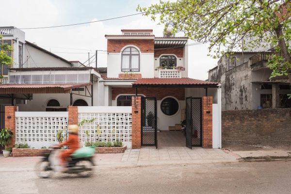 Nhà 2 tầng đẹp phân chia 4 phòng ngủ với giếng trời xanh mát