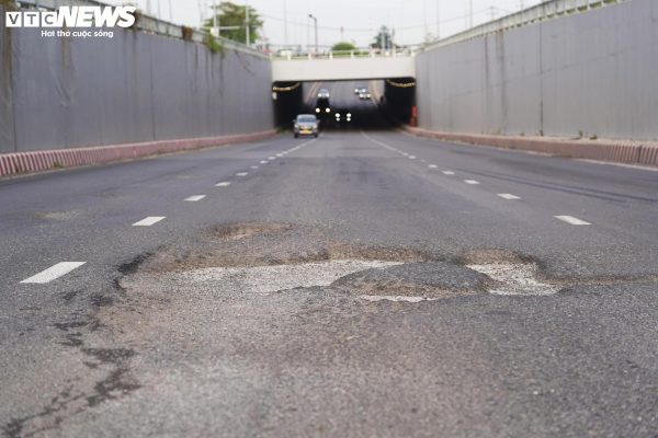 Sau 9 tháng thông xe, hầm chui 800 tỷ ở TP.HCM xuất hiện nhiều ổ voi, ổ gà