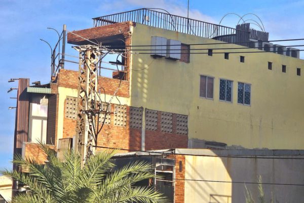 Xây cửa sổ nhìn thẳng sang nhà hàng xóm có phạm luật không?