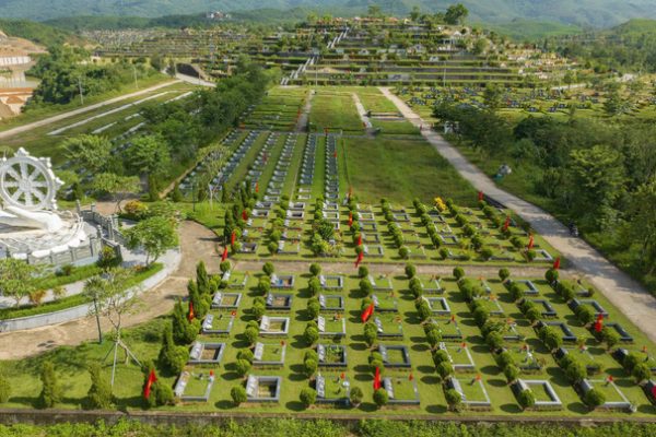 Đổ xô đi mua đất cho ‘người âm’ để làm…quà tặng