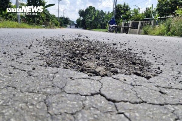 Đường hơn 1.800 tỷ ở Đà Nẵng mới thảm nhựa đã bong tróc, vá chằng vá đụp