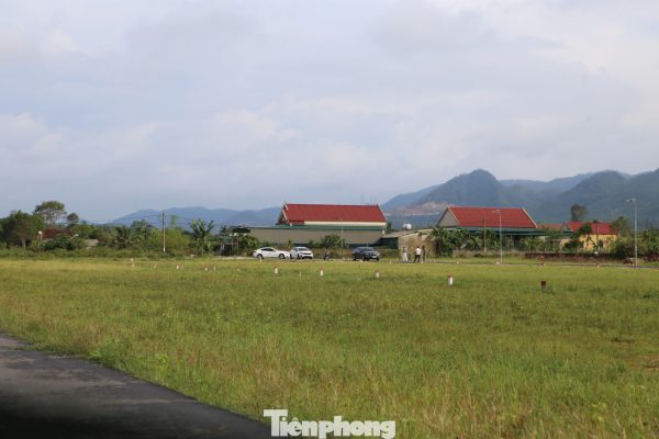 Cảnh tượng ‘cò đất’ ùn ùn đổ về, ô tô đậu kín đường làng sau công bố quy hoạch