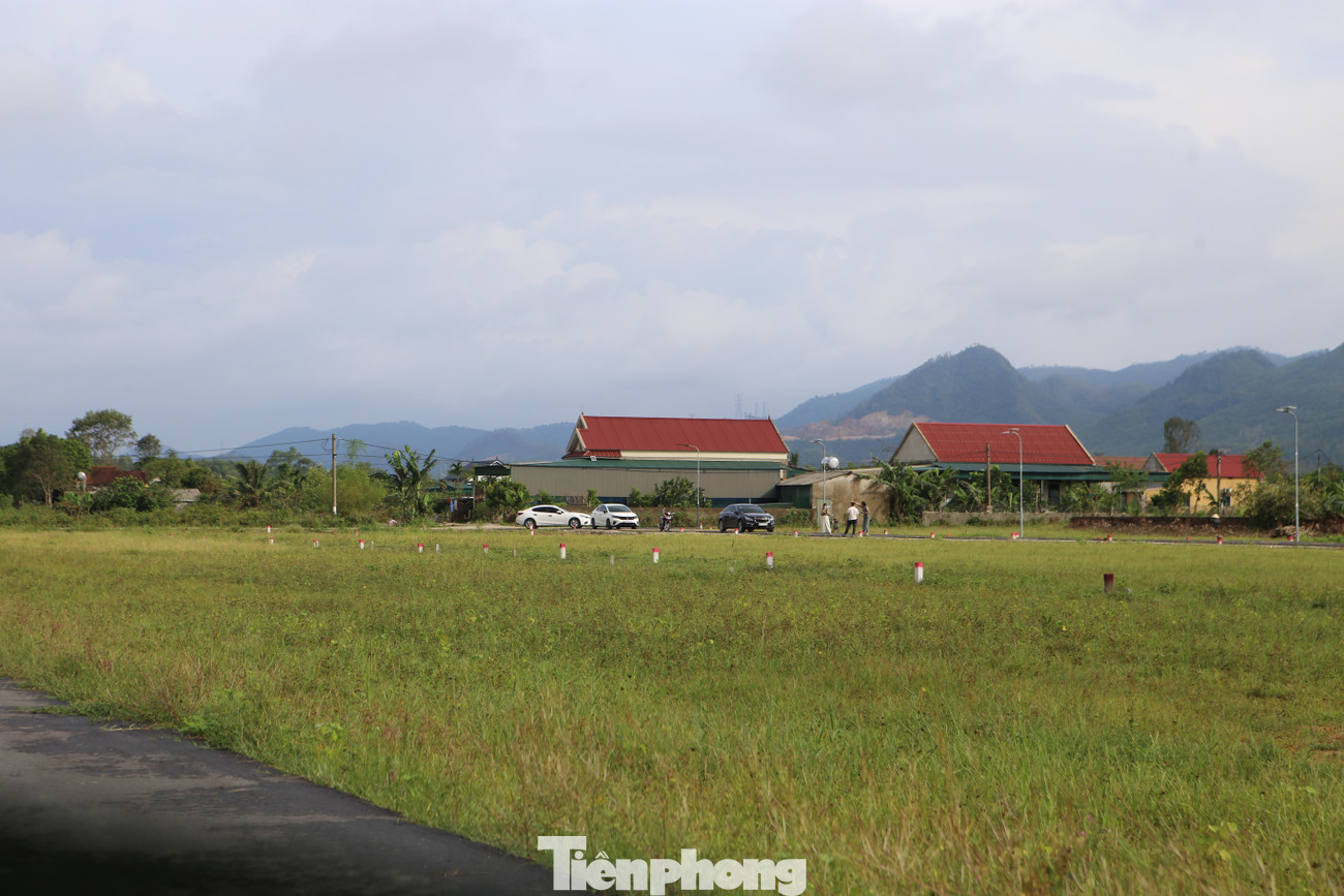 Cảnh tượng ‘cò đất’ ùn ùn đổ về, ô tô đậu kín đường làng sau công bố quy hoạch- Ảnh 3. Cảnh tượng ‘cò đất’ ùn ùn đổ về, ô tô đậu kín đường làng sau công bố quy hoạch- Ảnh 3.