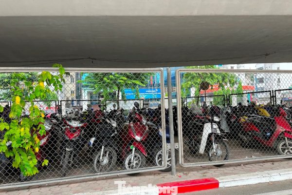 Cận cảnh các gầm cầu Hà Nội ‘phủ kín’ bãi ô tô, xe máy