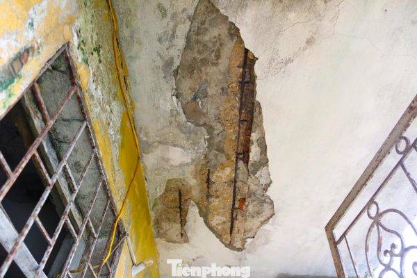 Chung cư xuống cấp, trần rơi lả tả