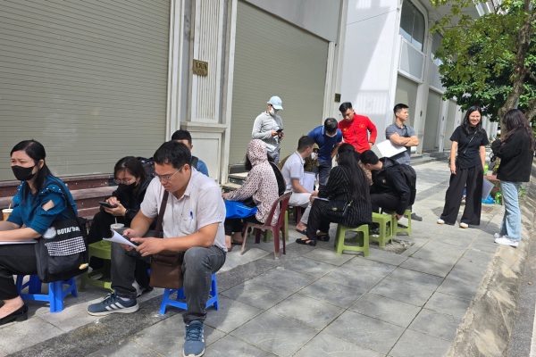 Xếp hàng nộp hồ sơ mua NOXH ngoại thành Hà Nội từ 2 giờ sáng