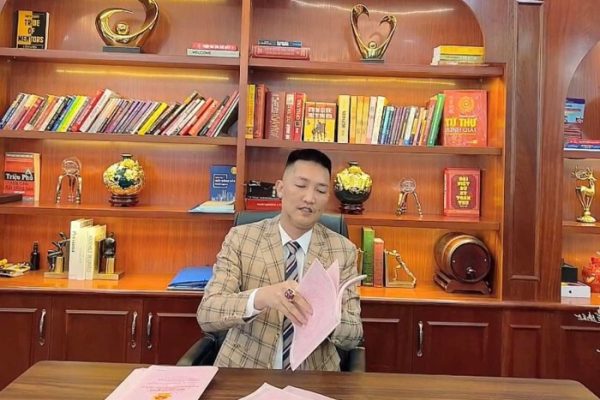 Bất ngờ, Huấn Hoa Hồng là Chủ tịch một công ty bất động sản với slogan nổi tiếng “có làm thì mới có ăn”