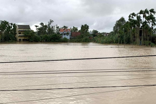Nắng lên, hàng chục ngàn nhà dân ở Đà Nẵng vẫn ngập sâu trong lũ lịch sử