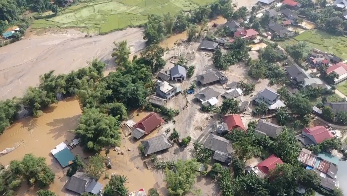 Hơn 100.000 m³ cát trôi vào ngôi làng tại Lào Cai trị giá khoảng 20- 30 tỷ đồng- Ảnh 1. Hơn 100.000 m³ cát trôi vào ngôi làng tại Lào Cai trị giá khoảng 20- 30 tỷ đồng- Ảnh 1.