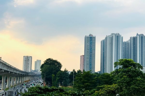 Bất động sản tăng giá “vô lý”: Khi chiếc xe máy chỉ đổi được… “một khung cửa sổ đẹp”