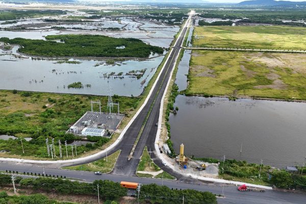Hình ảnh con đường hơn 3.000 tỉ đồng băng qua đầm lầy đang dần về đích ở TP HCM