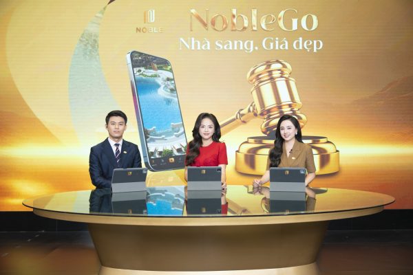 Bất ngờ nhà phố 100m² mặt đường nối Hoàng Quốc Việt kéo dài chốt deal 34 tỷ trên sóng livestream