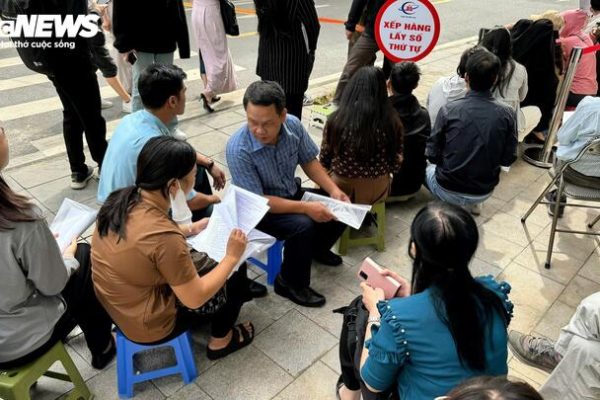 Nhà ở xã hội Đông Anh: Chủ đầu tư dựng nhà bạt cho dân xếp hàng nộp hồ sơ