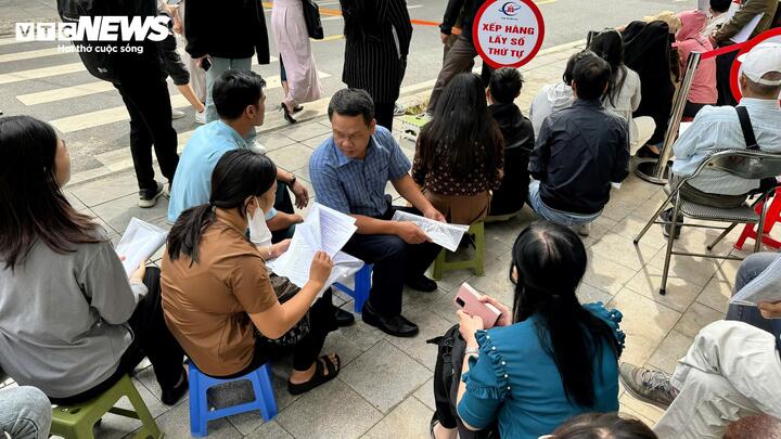 Nhà ở xã hội Đông Anh: Chủ đầu tư dựng nhà bạt cho dân xếp hàng nộp hồ sơ- Ảnh 1. Nhà ở xã hội Đông Anh: Chủ đầu tư dựng nhà bạt cho dân xếp hàng nộp hồ sơ- Ảnh 1.