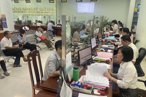 TP HCM: Đề xuất phương án thu lệ phí cấp sổ hồng