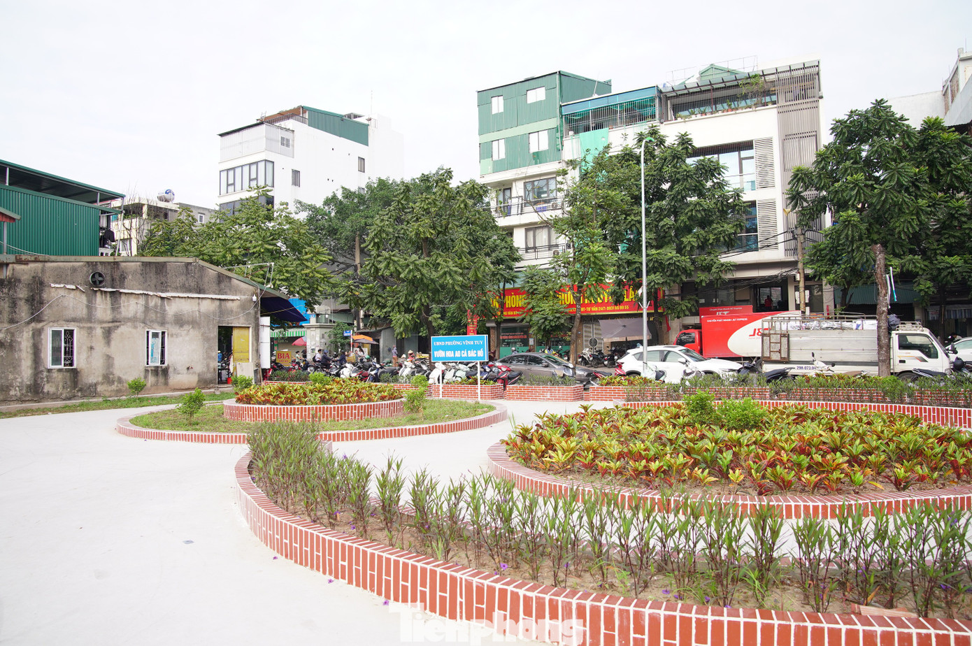 Lều lán, nhà tôn trái phép hóa vườn hoa tại khu chung cư đông đúc bậc nhất Thủ đô- Ảnh 2. Lều lán, nhà tôn trái phép hóa vườn hoa tại khu chung cư đông đúc bậc nhất Thủ đô- Ảnh 2.