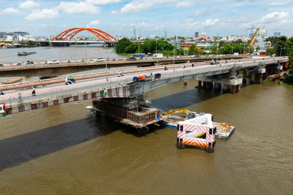 Một tháng thần tốc: Cầu 11.000 tấn được nâng lên 1,08m nhờ 100 “người khổng lồ thép” làm chủ công nghệ phức tạp, tạo kỳ tích chưa từng có tiền lệ ở Việt Nam