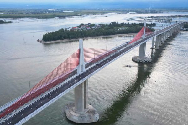 Cầu vượt cửa biển lớn nhất miền Trung đã xây xong, vì sao không thông xe?